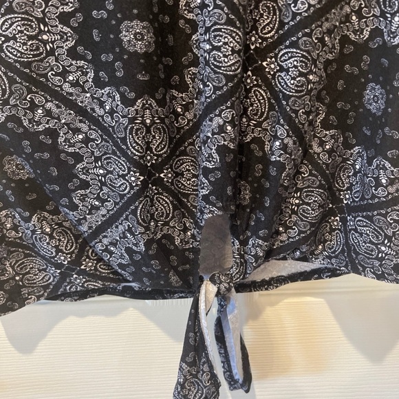 Juniors tie up top  size Medium - Picture 3 of 3